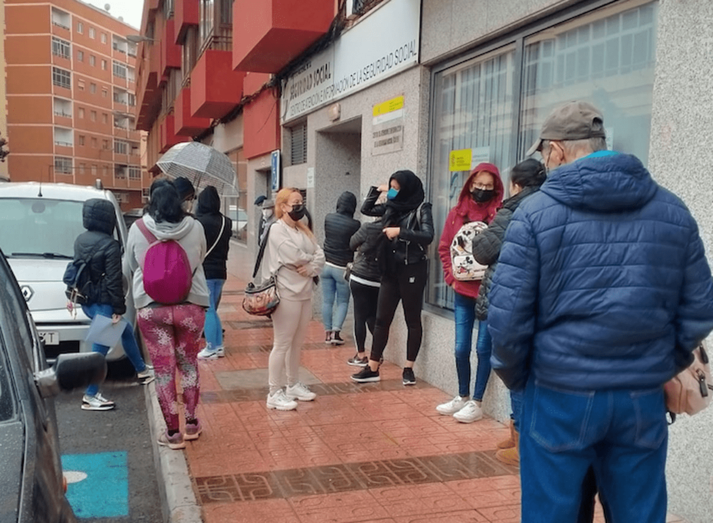 Imagen de las colas que se forman a las puertas de la oficina de la Seguridad Social en Telde / TA